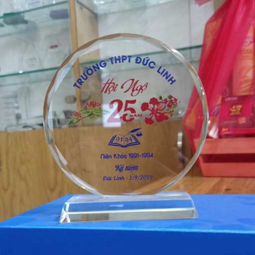 Alternative view of Kỷ niệm chương lưu niệm họp lớp