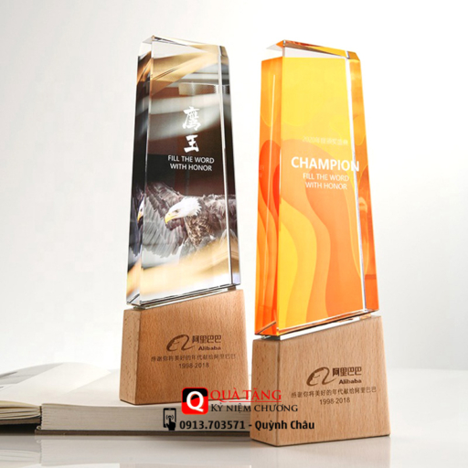 Alternative view of Cúp vinh danh đạt thành tích xuất sắc