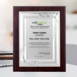 Bảng vinh danh khen thưởng nhân viên có nhiều đóng góp trong 15 năm làm việc