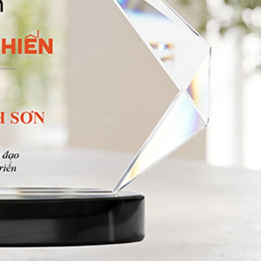 Alternative view of Kỷ niệm chương pha lê vinh danh cá nhân quản lý 10 năm cống hiến