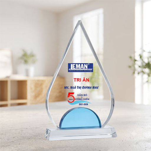 Kỷ niệm chương pha lê tri ân nhân viên 5 năm gắn bó và cống hiến