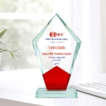 Kỷ niệm chương vinh danh nhân viên 10 năm cống hiến phù hợp doanh nghiệp sản xuất