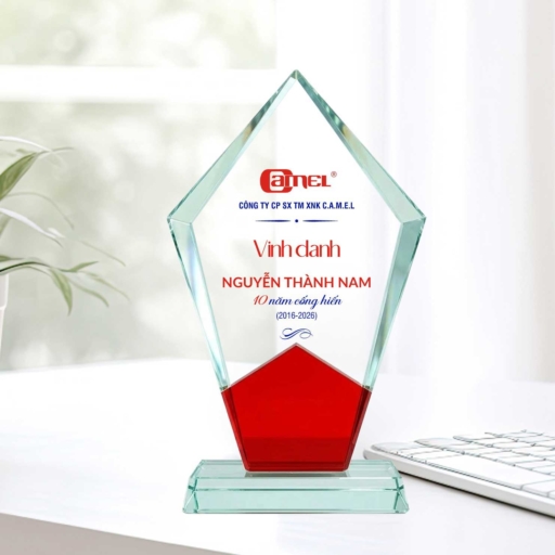 Kỷ niệm chương vinh danh nhân viên 10 năm cống hiến phù hợp doanh nghiệp sản xuất