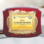 Kỷ niệm niệm chương gỗ tri ân trong hoạt động giáo dục