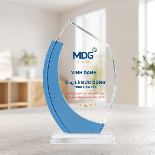 Kỷ niệm chương pha lê vinh danh quản lý lãnh đạo trong quản lý kinh doanh