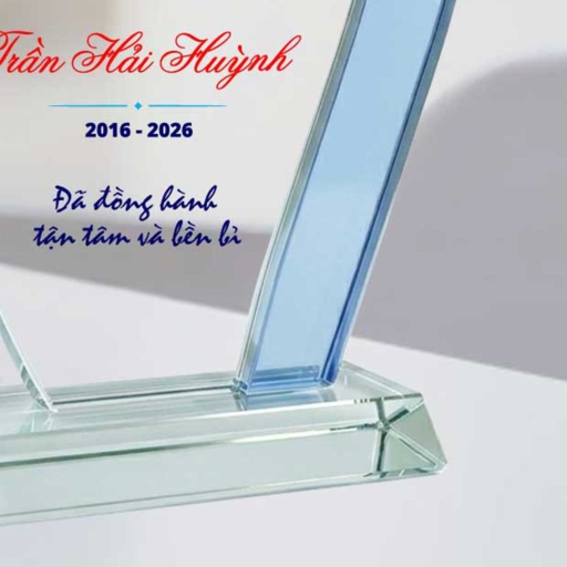 Alternative view of Kỷ niệm chương tri ân nhân viên 10 năm đồng hành và phát triển phù hợp doanh nghiệp lĩnh vực tài chính ngân hàng