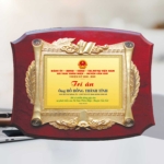 Kỷ niệm niệm chương gỗ tri ân những đóng góp cho địa phương