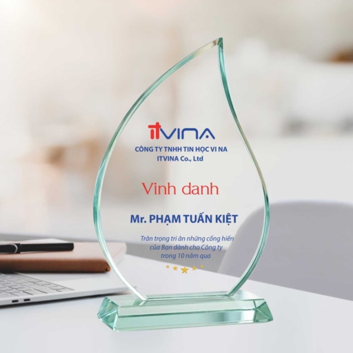 Kỷ niệm chương ngọn lửa vinh danh nhân viên 10 năm gắn bó
