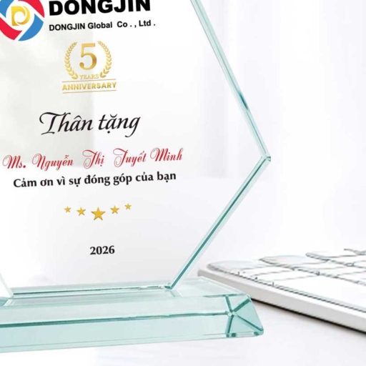 Alternative view of Kỷ niệm chương cánh buồm vinh danh nhân viên có nhiều đóng góp
